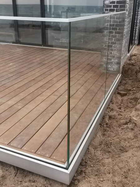 Indspændt sidemonteret glasværn på terrasse